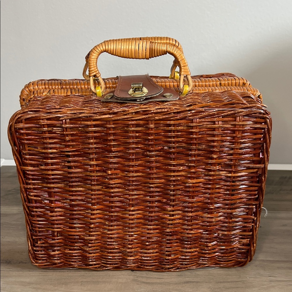 Vintage Porcelain Tea Sets Wicker Picnic Basket Kids Tea Party - Picture 8 of 8